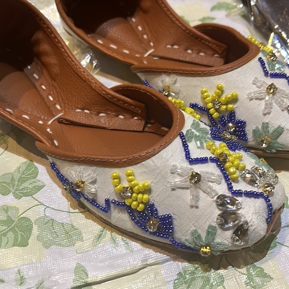 Handmade khussa, embroidered, no glued work. - Picture 2 of 4